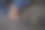 女人正双手梳着漂亮的指甲，穿着一件针织毛衣在木制的背景上。秋季流行，用凝胶指甲油、虫胶在指甲上涂上米色和白色的圆点。关闭了。图片下载