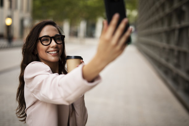 年轻女子在打电话。图片下载