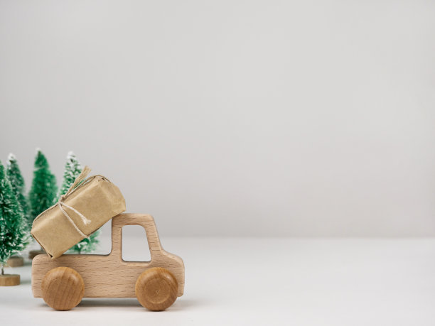 带礼物的木车。圣诞大减价的概念。空间的文本。图片下载
