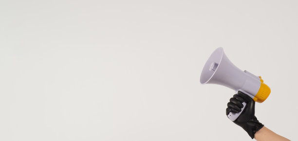 手里拿着扩音器。双手戴着黑色乳胶手套图片下载