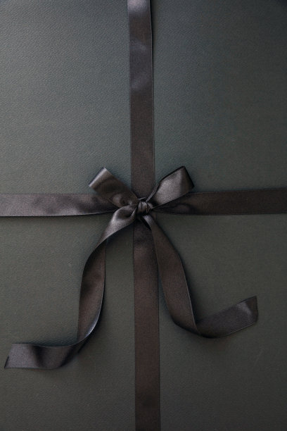 黑色星期五销售。黑色缎带上黑色背景纹理，垂直顶视图复制空间。图片下载