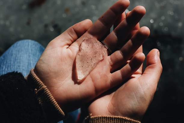 一个人拿着一块水晶岩石的高角度镜头图片下载
