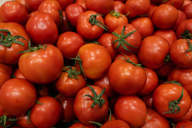 超市货架上的西红柿特写图片下载