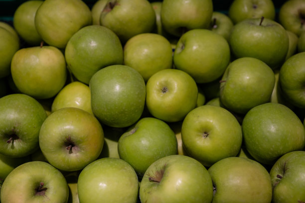 超市货架上的青苹果特写图片下载