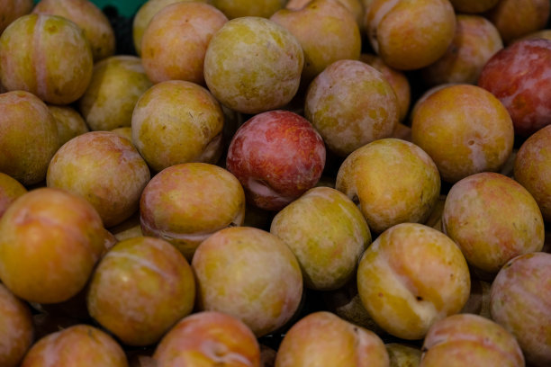 超市货架上的李子特写图片下载