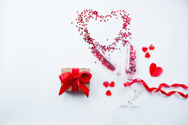 白色背景上的心形彩纸。平铺，俯视图。节日和庆祝的概念。到2月14日，作品集有更多的图片。图片下载