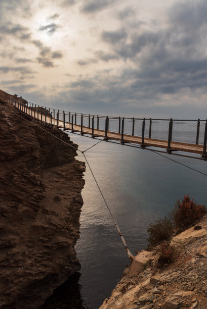 Jolucar吊桥，在Torrenueva Costa，格拉纳达，在一个多云的天的黎明，在地中海上的行人桥的景色。图片下载