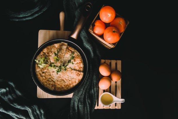 烤箱里的煎蛋卷，新鲜鸡蛋和西红柿的特写镜头图片下载