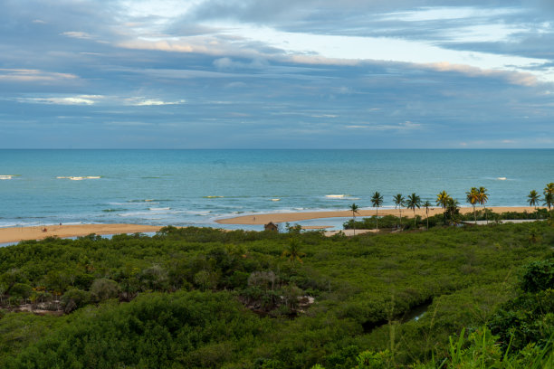巴伊亚的特兰科索广场俯瞰海滩图片下载