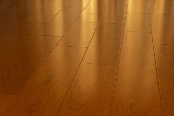 能反射窗外阳光的木地板图片下载