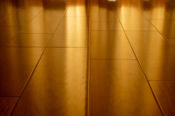 能反射窗外阳光的木地板图片下载