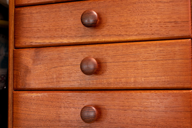 有堆叠抽屉的旧木制家具图片下载