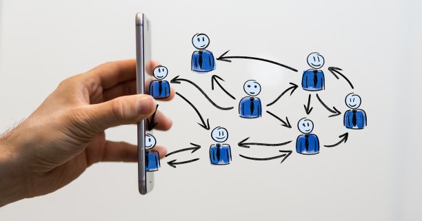 一群在社交网络上聊天的人图片下载