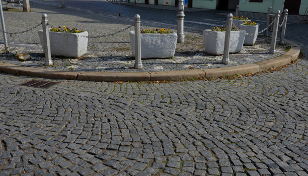 村庄中心的观赏花盆槽混凝土花盆与美丽的装饰紫罗兰和水仙花。复活节临近，有必要在家门口、停车场进行装饰图片下载