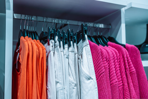 秋冬收藏在一家服装店，购物店。波兰格但斯克,欧洲。图片下载