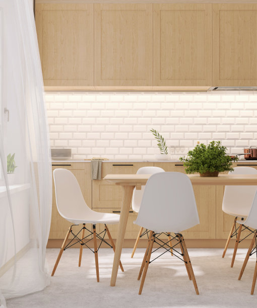 现代，舒适和豪华的木质餐桌和椅子的设计，大理石台面的厨房柜台，橱柜，阳光从窗户到餐厅图片下载