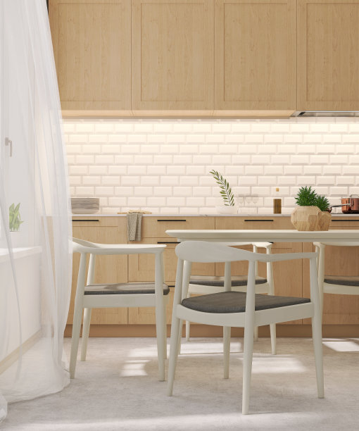 现代，舒适和豪华的木质餐桌和椅子的设计，大理石台面的厨房柜台，橱柜，阳光从窗户到餐厅图片下载