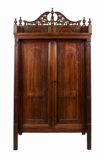 白色背景上的木制衣柜的特写镜头图片下载