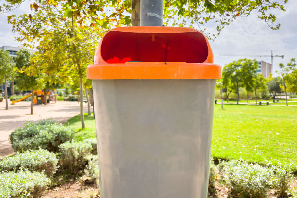 公园里的灰色塑料垃圾箱图片下载