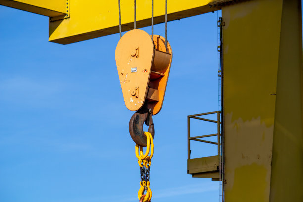 蓝天下挂钩龙门起重机图片下载