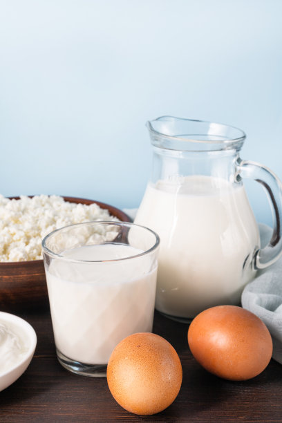 乳制品放在木桌上图片下载