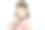 梳着两个马尾辫、身穿白色圆点裙的小女孩微笑着递给她一颗巧克力糖。工作室的照片图片下载