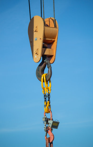 蓝天下挂钩龙门起重机图片下载