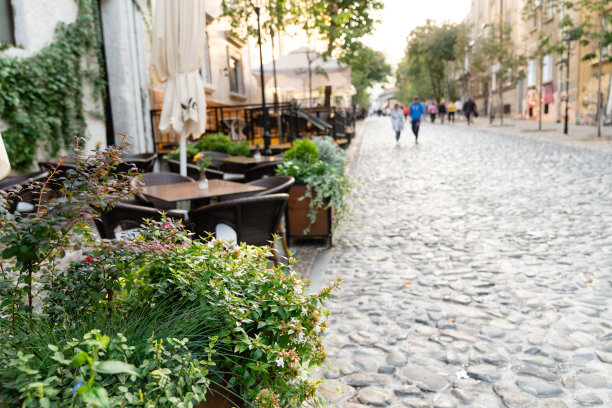 欧洲老城的大街，街上的咖啡馆图片下载