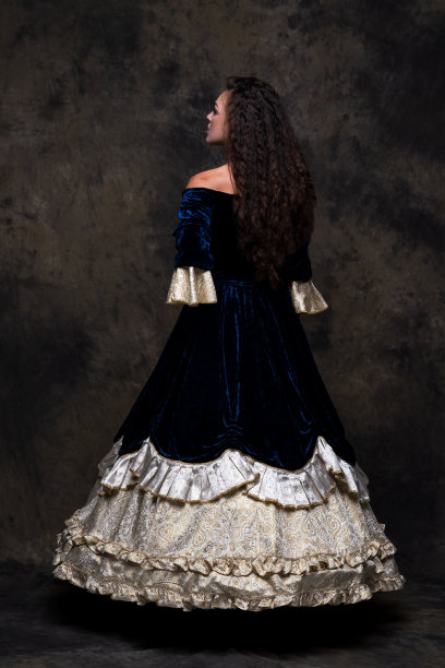 美丽的女人在文艺复兴时期的皇家服装在抽象的黑色背景图片下载