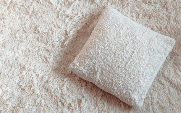 柔和的颜色毛绒枕头上的格子或毯子图片下载