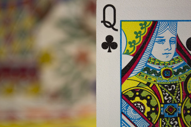 特写拍摄的一张俱乐部女王卡与模糊的背景图片下载