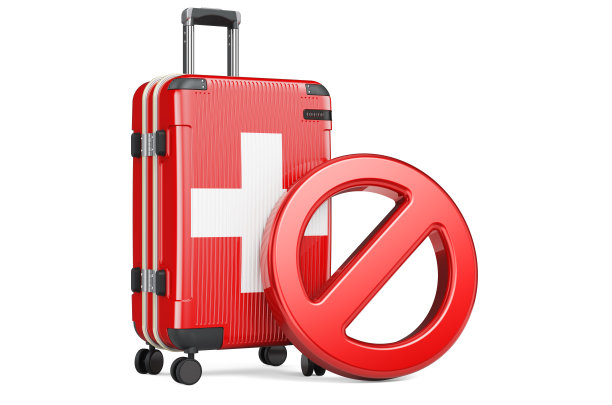 瑞士入境禁令。行李箱上有瑞士国旗和禁止标志。三维渲染图片下载