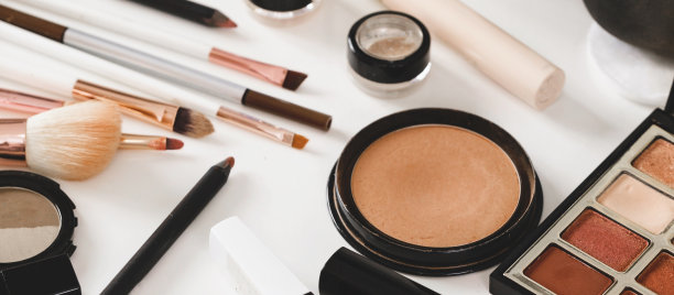 化妆工具和装饰性化妆品，带粉底的眼影图片下载