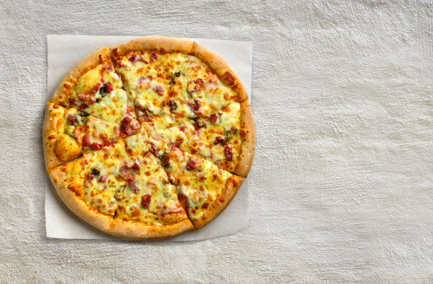 热至上披萨在白色石头混凝土背景纹理与复制空间。平铺，俯视图图片下载