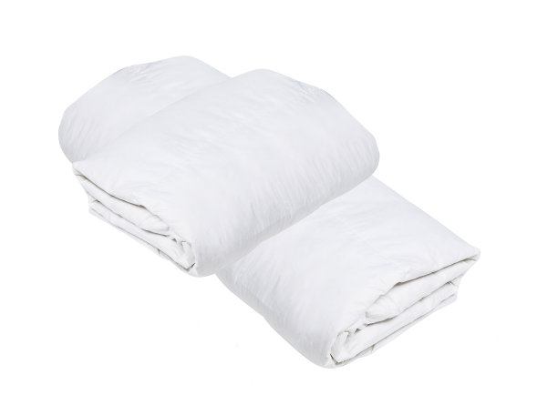 在白色孤立的背景上卷白色羽绒被盖图片下载