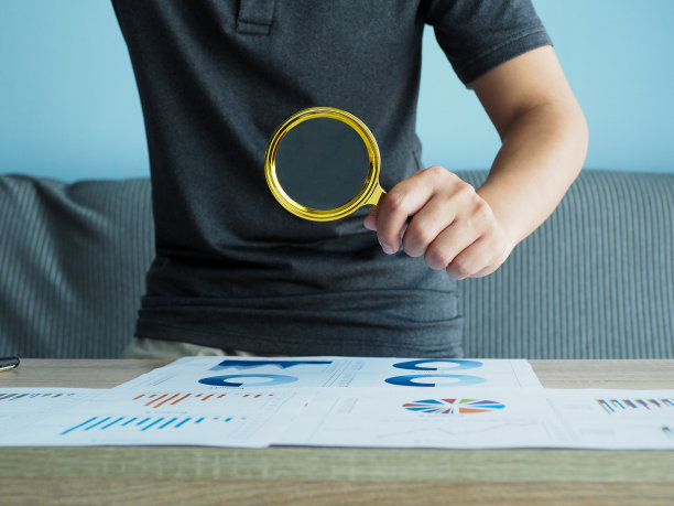 商人用放大镜分析商业图片下载
