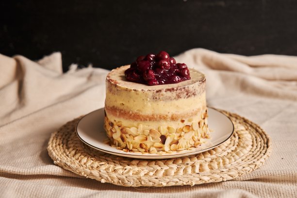 奶油樱桃蛋糕的特写镜头图片下载