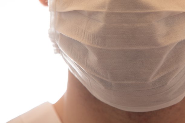 戴着口罩的人的特写镜头——冠状病毒的概念图片下载