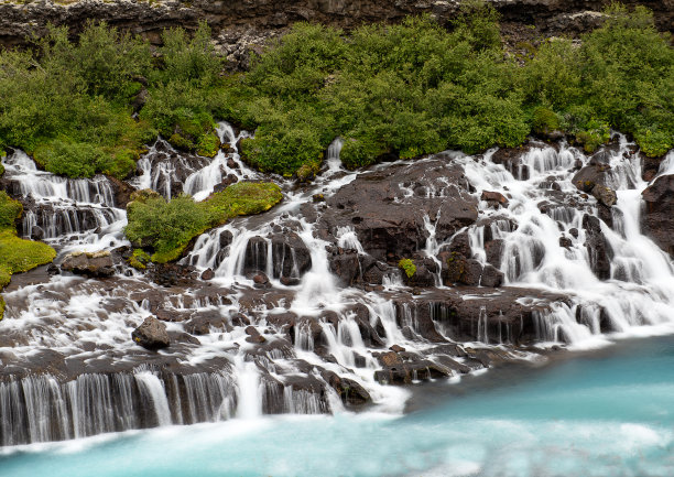 冰岛的岩壁上有很多水和小瀑布。图片下载