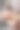 一个戴着金手镯的女性的垂直特写镜头图片下载