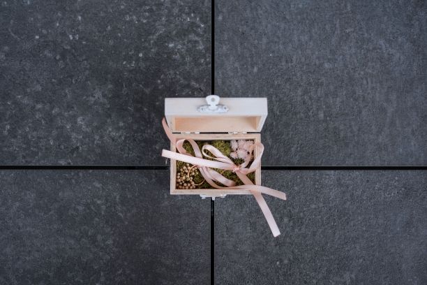 最上面的那个装着结婚戒指的盒子图片下载