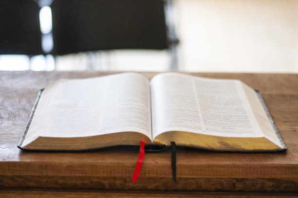 选择焦点镜头打开圣经在表与模糊的背景图片下载