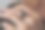 一个戴着黑珍珠的漂亮戒指的女人的特写镜头图片下载