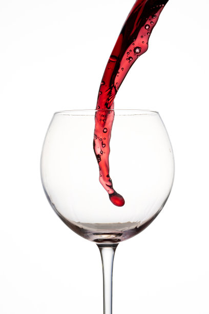一杯白色背景的葡萄酒图片下载