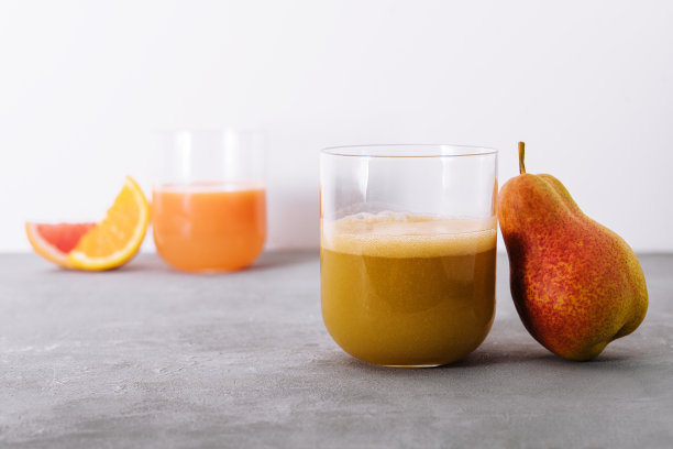 梨汁与新鲜水果接近图片下载