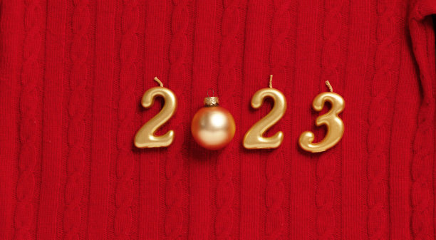 2023年新年庆祝活动。日期2023红色针织背景。美丽的节日新年模型图片下载