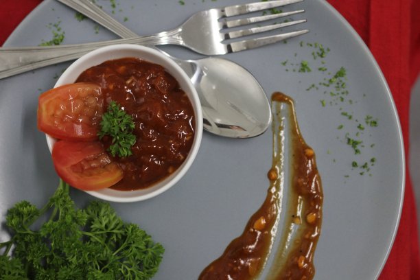 盛在小碗里的亚洲特色酱汁图片下载