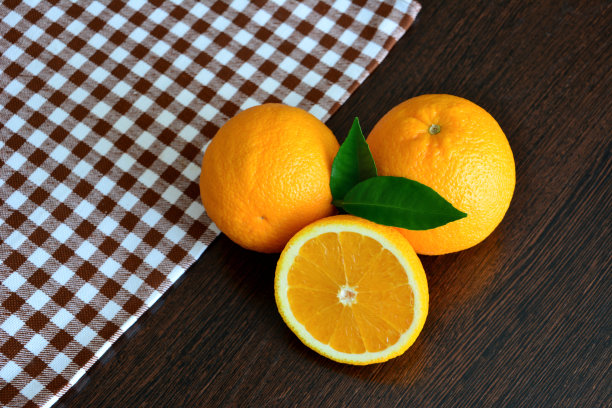 一组新鲜的花园橙子放在木桌上，用桌布，特写图片下载