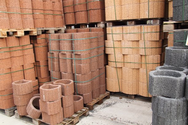 五金店里装石头的托盘图片下载