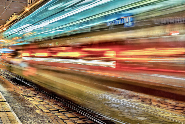 一列火车在夜间的时间间隔镜头图片下载